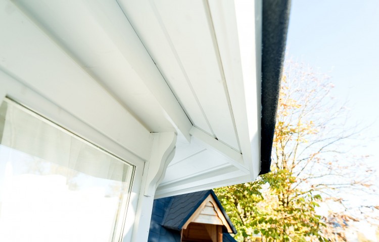 The finish of the roof edge with straight standard siding