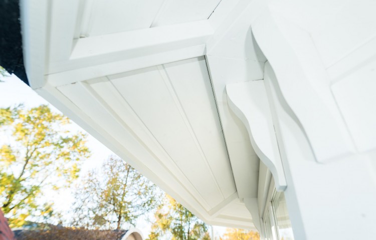 The finish of the roof edge with straight standard siding
