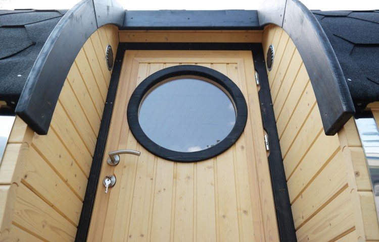 Sauna barrel with side entrance Outside door with round window