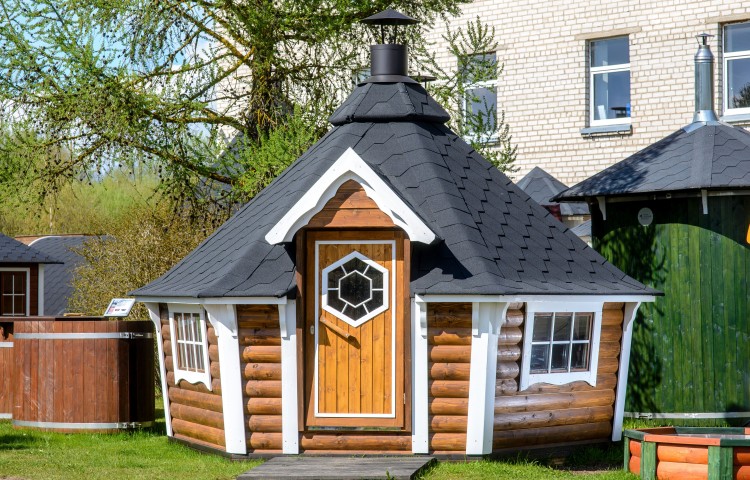Grill Cabin 9.2 m² with Sloping Walls