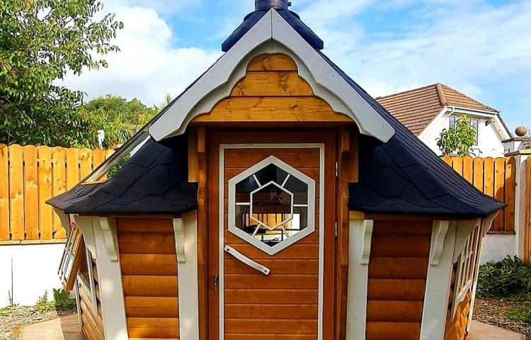 Grill Cabin 9.2 m² with Sloping Walls