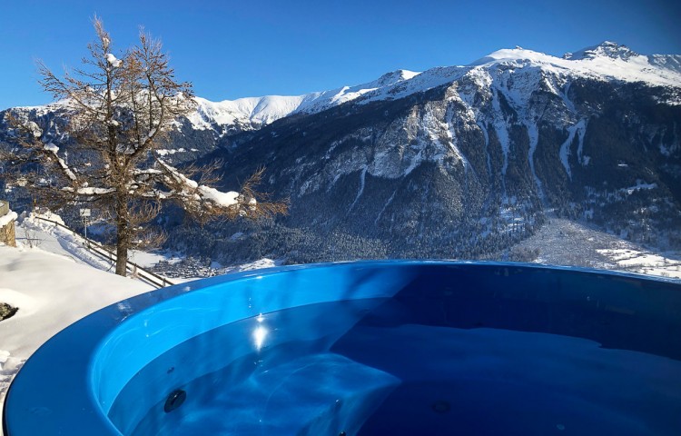 Hot tub with integrated heater and SPA