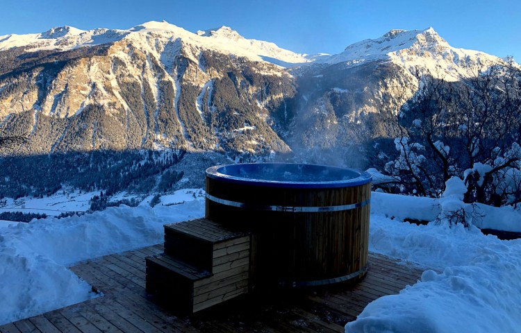 Hot tub with integrated heater and SPA