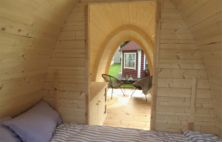 Pod with side entrance