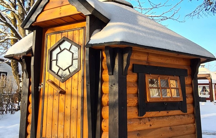 Tiny Grill Cabin 4.5 in winter time