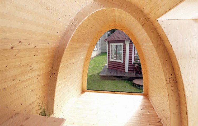 Pod with side entrance