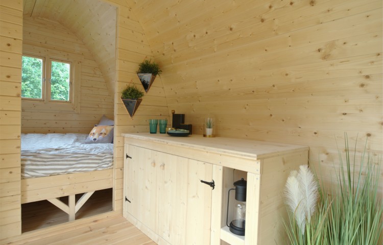 Pod with side entrance